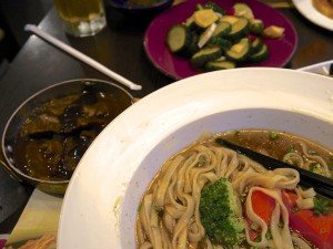 Noodlesoup 6, met dikke noudles en zacht gestoofde sukade